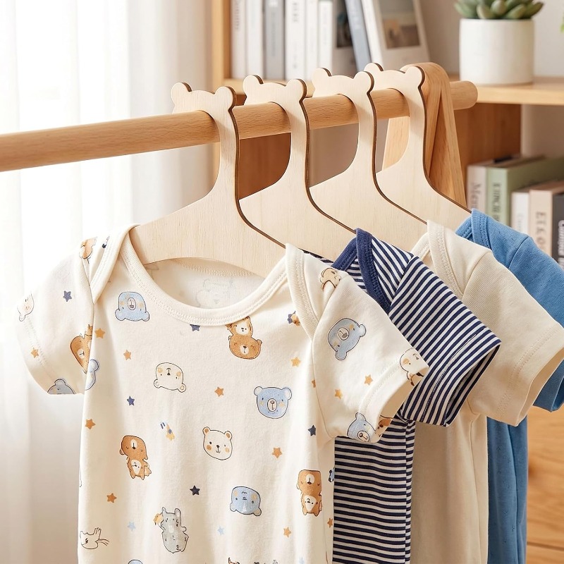 حامل ملابس أطفال خشبي بتصميم د - مراجعة Baby Nursery Hangers وسعره