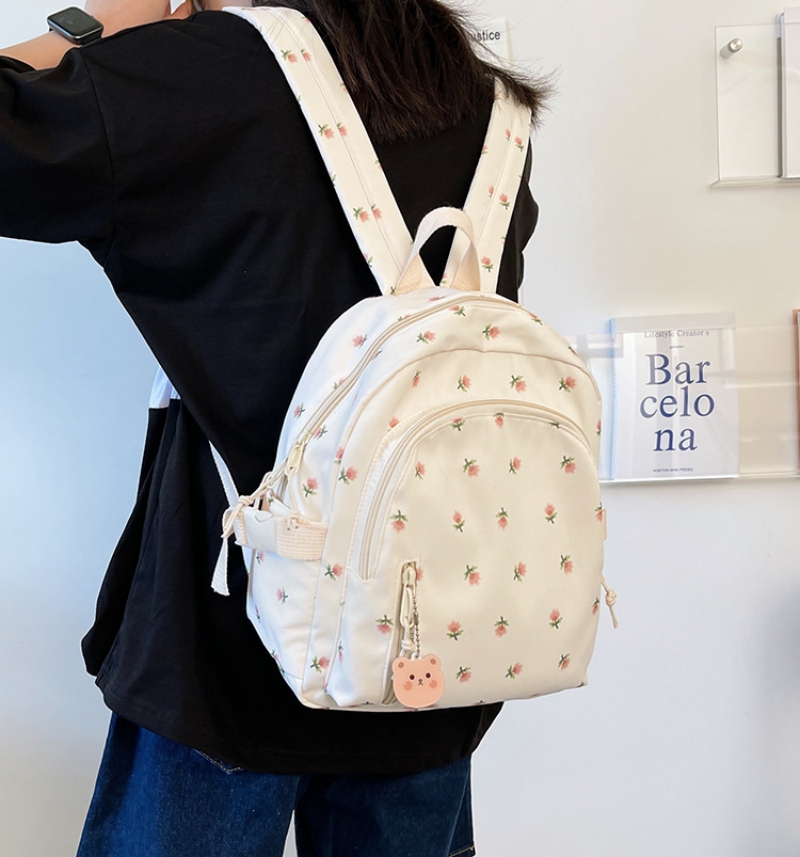 شخصية طالب خفيفة جدا على ظهره  - مراجعة Baby Nursery Backpack وسعره