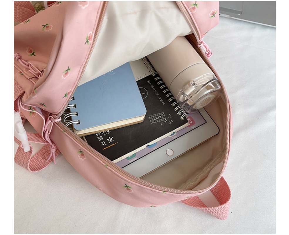 شخصية طالب خفيفة جدا على ظهره  - مراجعة Baby Nursery Backpack وسعره